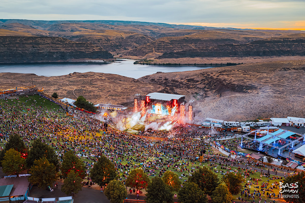 Scenic Columbia River Gorge landscape